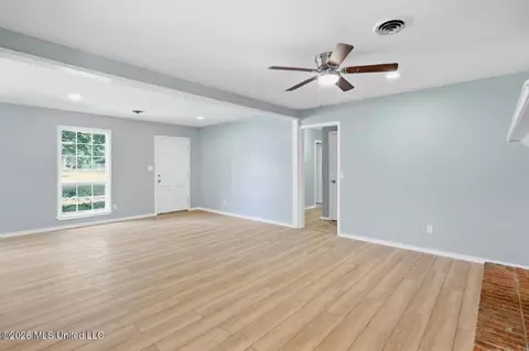 Living - 5225 Sunnyvale Dr, Jackson, MS 39211 photo 2 of 11