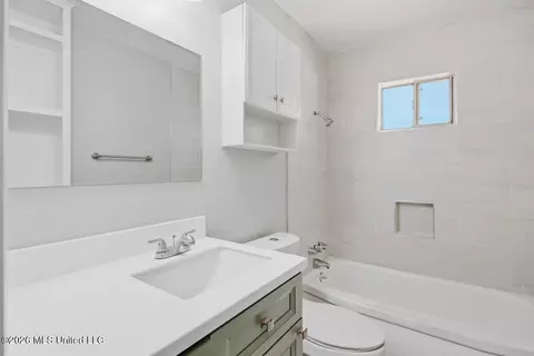 Bath - 5225 Sunnyvale Dr, Jackson, MS 39211 photo 2 of 3