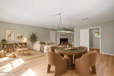 Living - 5225 Sunnyvale Dr, Jackson, MS 39211 photo 10 of 11