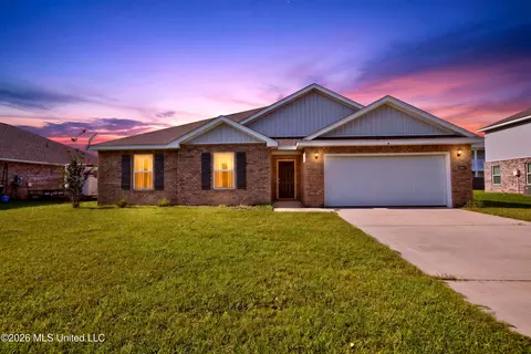 8604 Palmetto Dr, Ocean Springs, MS 39564