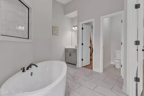 Bath - 963 Buttermilk Dr, Nesbit, MS 38651 photo 3 of 5
