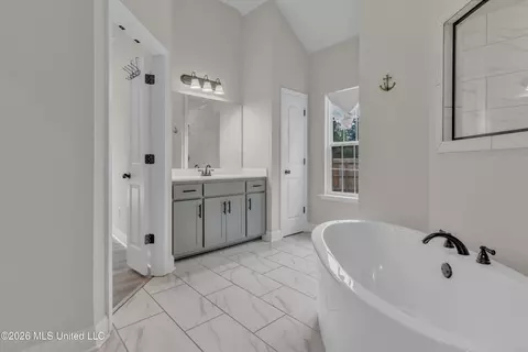 Bath - 963 Buttermilk Dr, Nesbit, MS 38651 photo 2 of 5