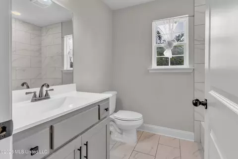 Bath - 963 Buttermilk Dr, Nesbit, MS 38651 photo 4 of 5