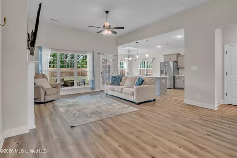 Entry Way - 963 Buttermilk Dr, Nesbit, MS 38651 photo 1 of 2
