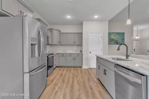 Kitchen - 963 Buttermilk Dr, Nesbit, MS 38651 photo 2 of 4