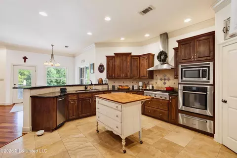 Kitchen - 12244 E Pointe Dr, Picayune, MS 39466 photo 3 of 6
