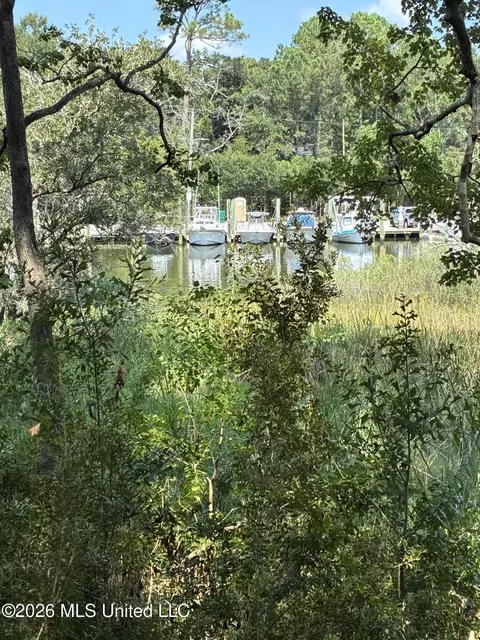 105 Shearwater Dr, Ocean Springs, MS 39564