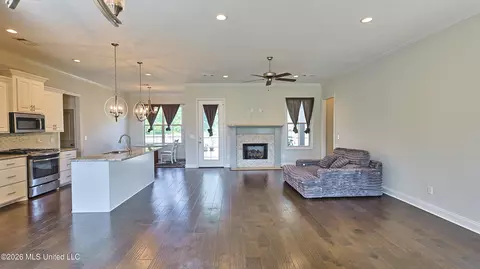 Living - 359 Emerald Way, Brandon, MS 39047 photo 2 of 3
