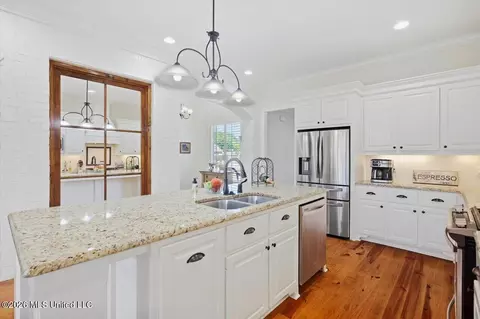 Kitchen - 106 Elizabeth Dr, Brandon, MS 39042 photo 3 of 4