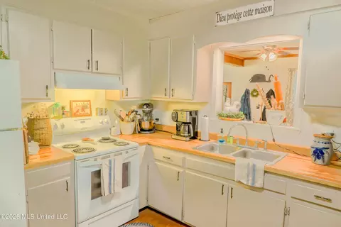 Kitchen - 213 Sand Spring Loop, Leakesville, MS 39451 photo 1 of 2