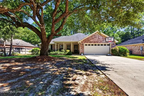 524 Oak St, Ocean Springs, MS 39564