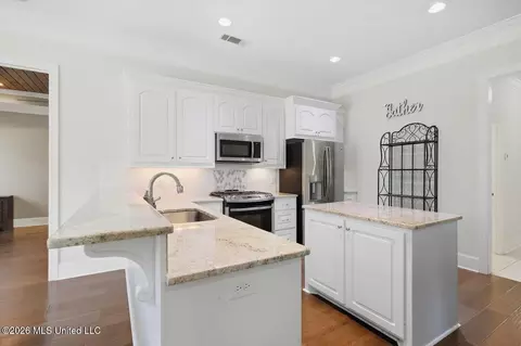Kitchen - 126 Essen Ln, Madison, MS 39110 photo 2 of 2