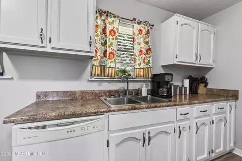 Kitchen - 5232 Ward Pineview Rd, Lucedale, MS 39452 photo 2 of 3