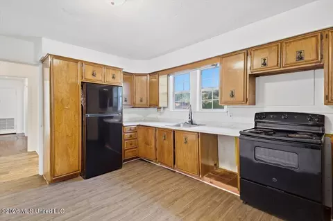 Kitchen - 3058 Woodside Dr, Jackson, MS 39212 photo 1 of 2