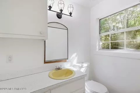 Bath - 3058 Woodside Dr, Jackson, MS 39212 photo 2 of 2