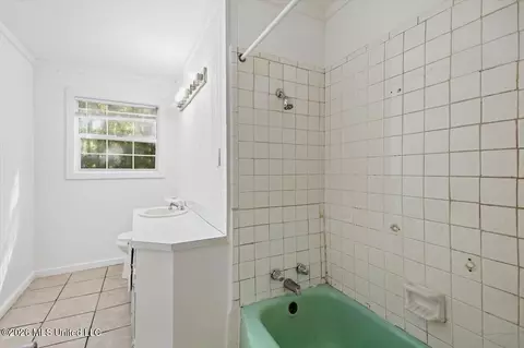 Bath - 3058 Woodside Dr, Jackson, MS 39212 photo 1 of 2