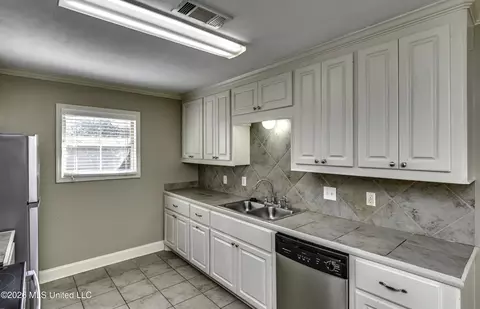 Kitchen - 606 Briars Bnd, Brandon, MS 39042 photo 2 of 5