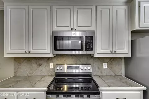 Kitchen - 606 Briars Bnd, Brandon, MS 39042 photo 4 of 5
