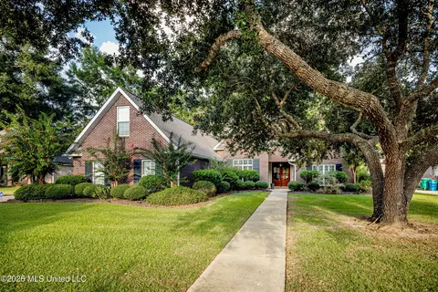 812 Canebrake Dr, Ocean Springs, MS 39564