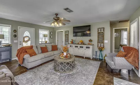 Living - 1112 3rd St, Magee, MS 39111 photo 3 of 4