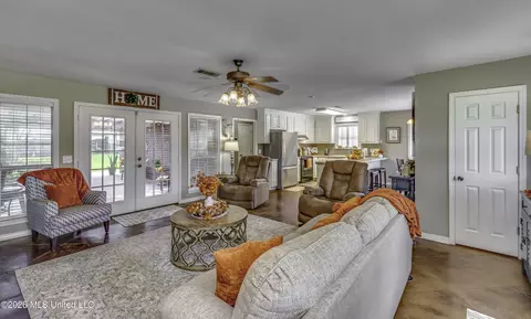 Living - 1112 3rd St, Magee, MS 39111 photo 4 of 4