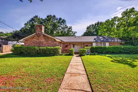 612 Sunset Dr, Bay Saint Louis, MS 39520