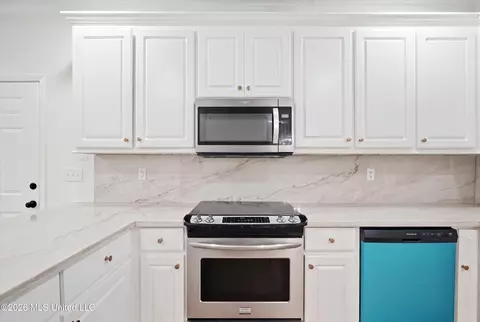Kitchen - 1007 Riverchase N Dr, Brandon, MS 39047 photo 1 of 2