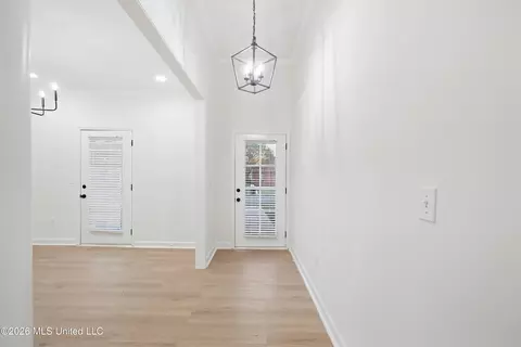 Entry Way - 1007 Riverchase N Dr, Brandon, MS 39047 photo 2 of 5