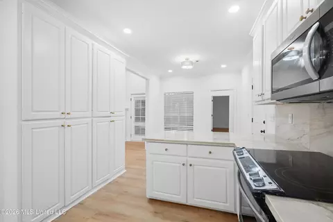Kitchen - 1007 Riverchase N Dr, Brandon, MS 39047 photo 2 of 2