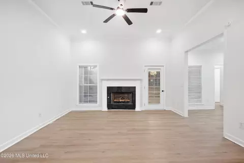 Living - 1007 Riverchase N Dr, Brandon, MS 39047 photo 2 of 3