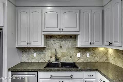 Kitchen - 515 Turtle Lane Dr, Brandon, MS 39047 photo 4 of 5
