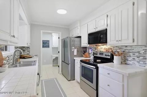 Kitchen - 102 Holmar Dr, Brandon, MS 39047 photo 1 of 1
