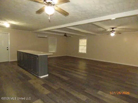 Living - 32 Rose Hill Dr, Natchez, MS 39120 photo 1 of 1