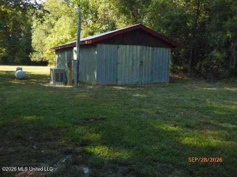 Exterior - 32 Rose Hill Dr, Natchez, MS 39120 photo 2 of 5