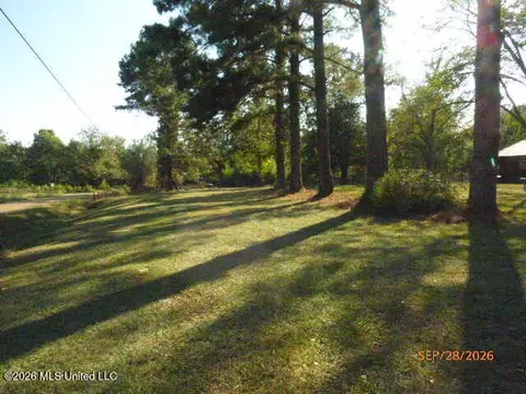 Exterior - 32 Rose Hill Dr, Natchez, MS 39120 photo 5 of 5
