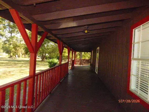 Exterior - 32 Rose Hill Dr, Natchez, MS 39120 photo 3 of 5
