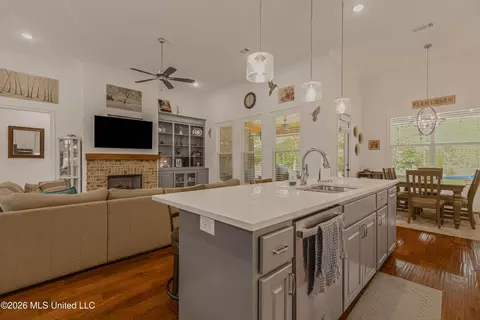 Kitchen - 403 Fallen Acorn Cir, Brandon, MS 39047 photo 3 of 3