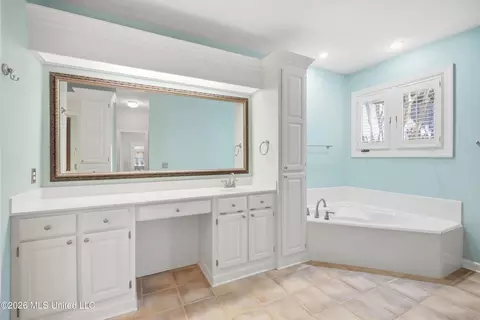 Bath - 436 Ridge Cir, Brandon, MS 39047 photo 1 of 6