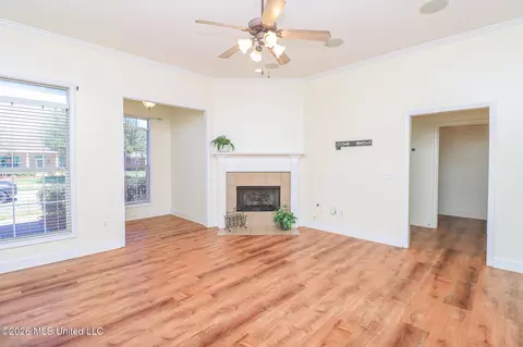 Living - 632 Post Oak Pl, Pearl, MS 39208 photo 2 of 5