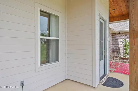 Exterior - 212 Lost Oak Ln, Brandon, MS 39047 photo 5 of 22