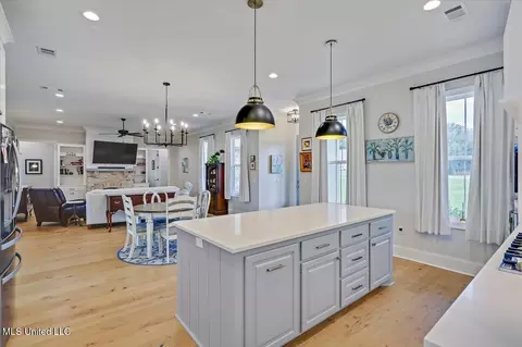 Kitchen - 212 Lost Oak Ln, Brandon, MS 39047 photo 3 of 5