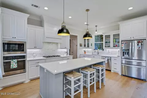 Kitchen - 212 Lost Oak Ln, Brandon, MS 39047 photo 2 of 5