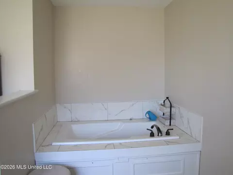 Bath - 624 Moore Loop, Byhalia, MS 38611 photo 1 of 4