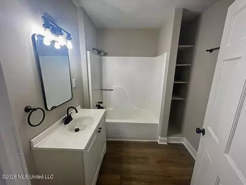 Bath - 3921 Wembley Ave, Moss Point, MS 39563 photo 1 of 1