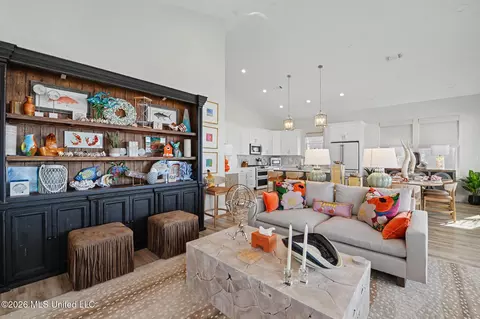 Living - 534 Beach Dr, Gulfport, MS 39507 photo 3 of 4
