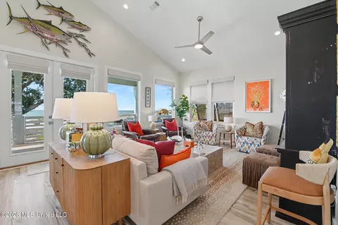 Living - 534 Beach Dr, Gulfport, MS 39507 photo 1 of 4