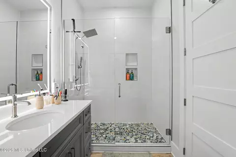 Bath - 534 Beach Dr, Gulfport, MS 39507 photo 2 of 4