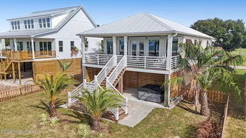 Exterior - 534 Beach Dr, Gulfport, MS 39507 photo 1 of 9