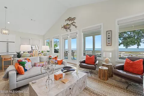Living - 534 Beach Dr, Gulfport, MS 39507 photo 2 of 4