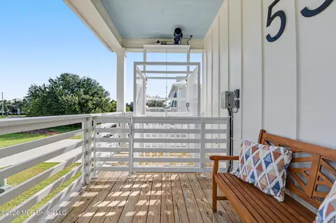 Exterior - 534 Beach Dr, Gulfport, MS 39507 photo 8 of 9